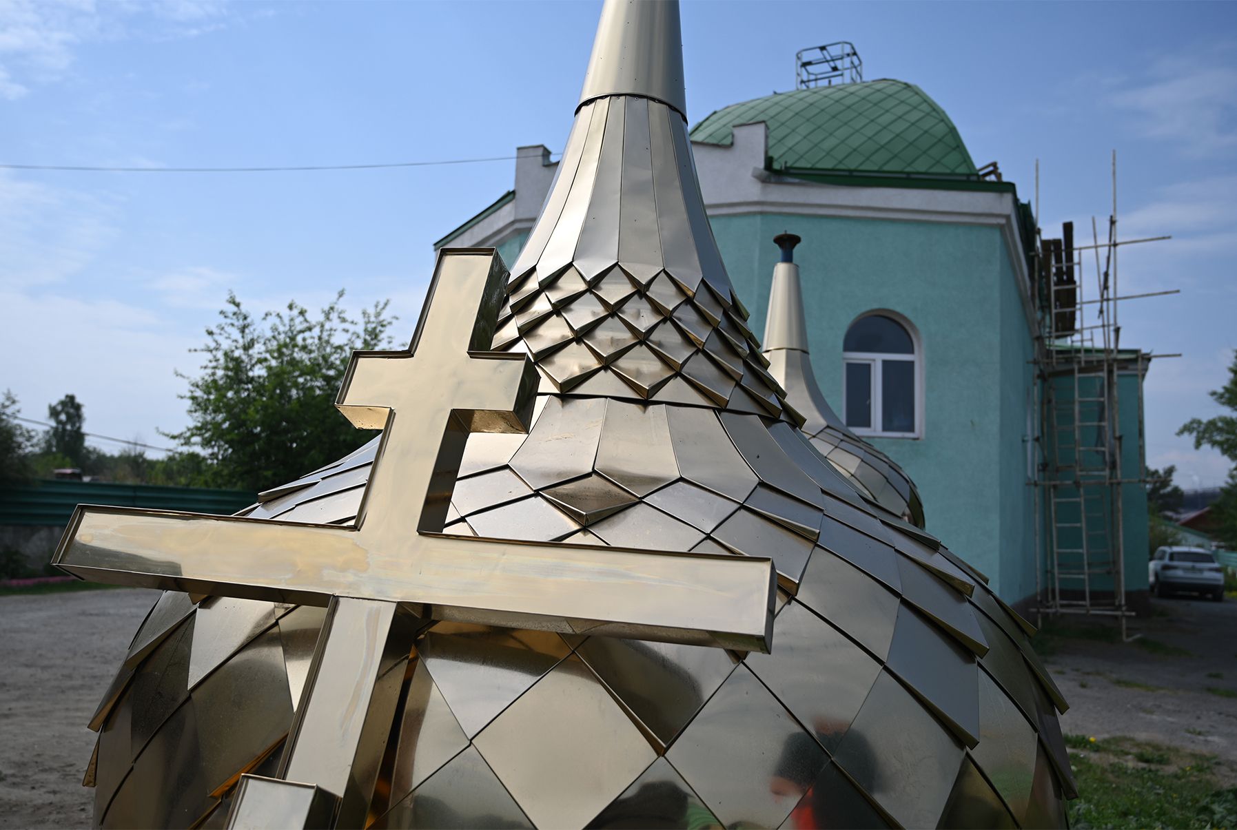 Установка новых куполов в Свято-Троицкой церкви